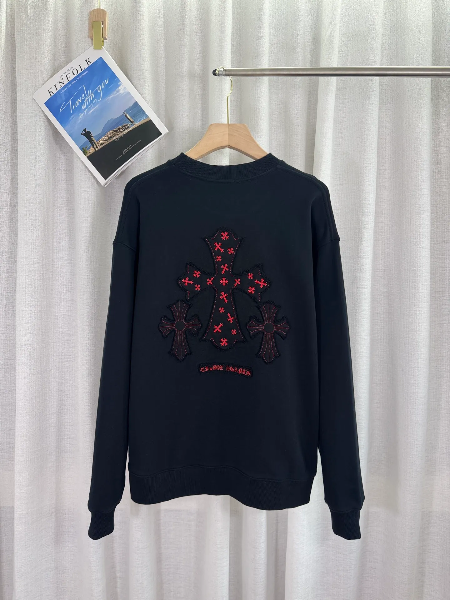 P260 top version, real shot without P, ​​different from market currency) 𝗖𝗵𝗿𝗼𝗺𝗲 𝗛𝗲𝗮𝗿𝘁𝘀/Cro Heart 2025 washed patch embroidery autumn and winter new original single counter American laser burnt 3D three-dimensional color embroidered couple casual sweatshirt 👑The highest version! Customized fabric 420g tripe terry fabric! American acid-washed and distressed original fabric laser burnt ✟appliqué embroidery and exquisite embroidery of letters! The best-selling model in the counter, very comfortable to wear. Accessories: original molded and authenticated collar label➕100% silk wash label. Genuine purchase-grade original hangtag➕matching hanging rope➕3D hanging beads➕original packaging bag. Craftsmanship: The original version has consistent wiring! The highest version of the armhole matching technique! Color: White Black Size: S M L XL Style Number: 25-316